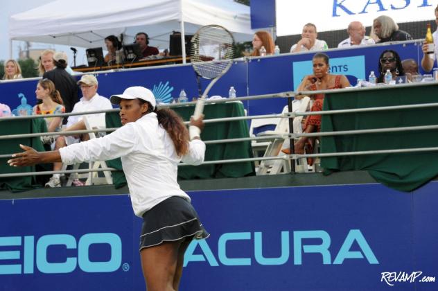 First Lady Michelle Obama watches Serena Williams warm up for her singles match against the Boston Lobsters.